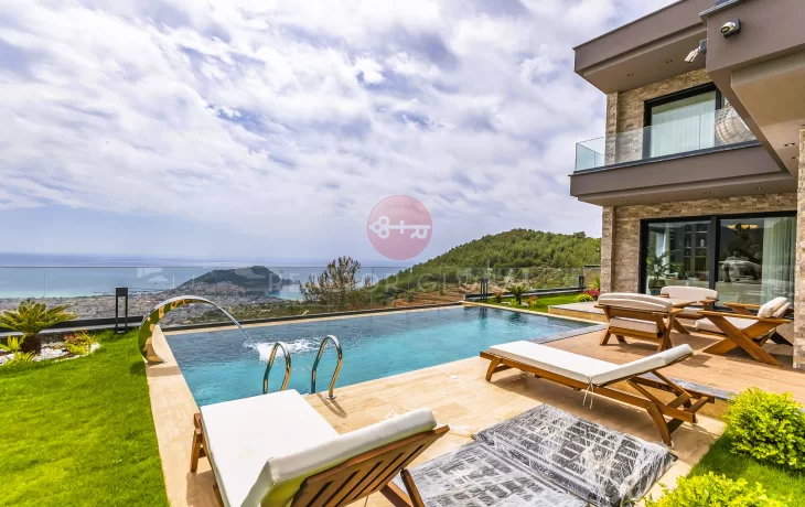 Breathtaking Sea Views, Own A Luxury Four-Bedroom Villa For Sale in Alanya