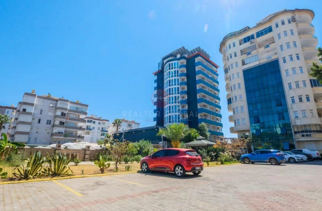 Geräumige Ein-Zimmer-Wohnung direkt am Meer in Tosmur zu verka