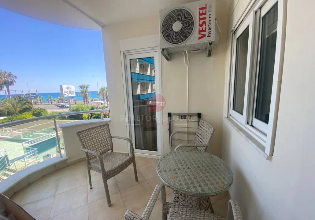 Geräumige Ein-Zimmer-Wohnung direkt am Meer in Tosmur zu verka