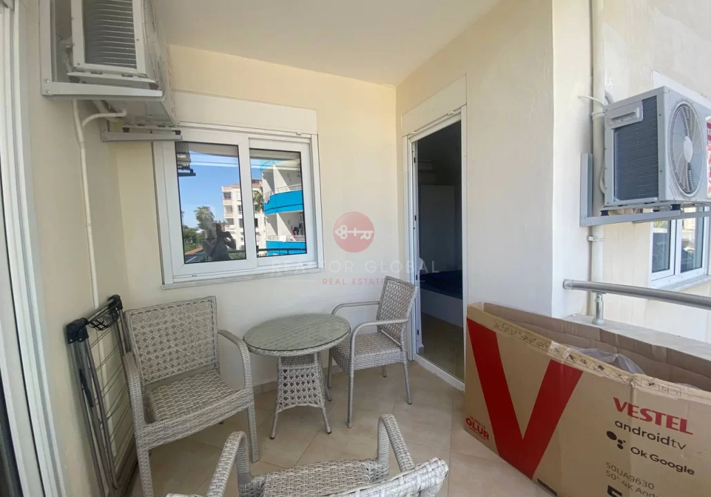 Geräumige Ein-Zimmer-Wohnung direkt am Meer in Tosmur zu verka