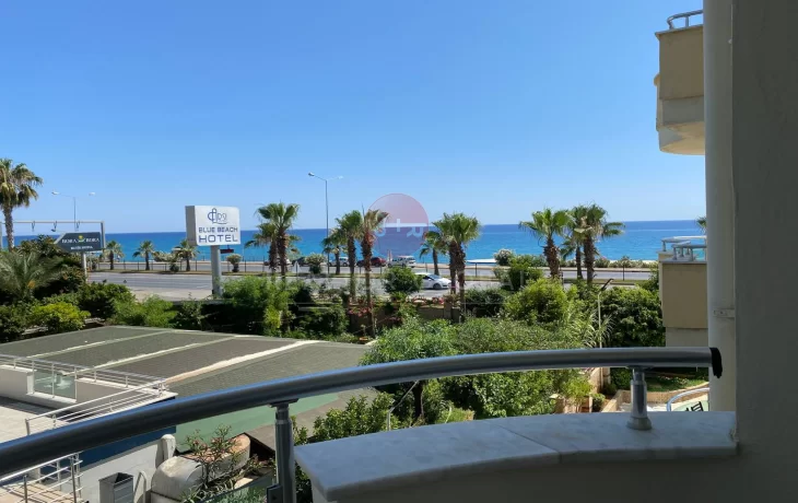 Geräumige Ein-Zimmer-Wohnung direkt am Meer in Tosmur zu verka