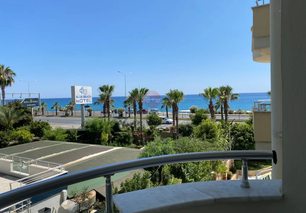 Geräumige Ein-Zimmer-Wohnung direkt am Meer in Tosmur zu verka