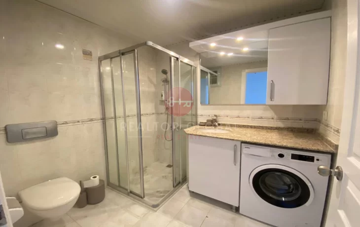 Geräumige Ein-Zimmer-Wohnung direkt am Meer in Tosmur zu verka