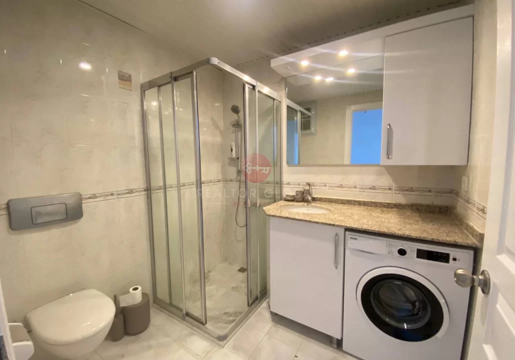 Geräumige Ein-Zimmer-Wohnung direkt am Meer in Tosmur zu verka