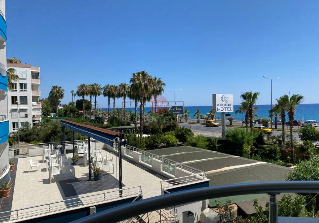 Geräumige Ein-Zimmer-Wohnung direkt am Meer in Tosmur zu verka