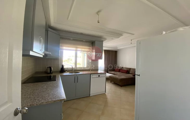 Geräumige Ein-Zimmer-Wohnung direkt am Meer in Tosmur zu verka