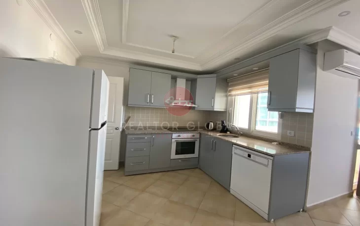 Geräumige Ein-Zimmer-Wohnung direkt am Meer in Tosmur zu verka