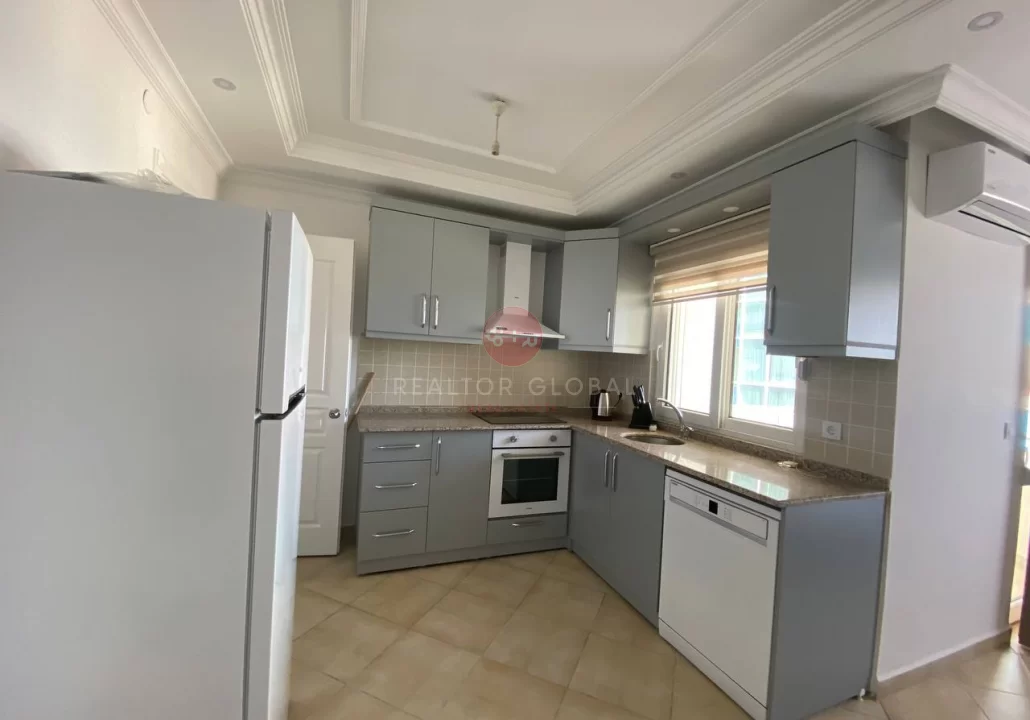 Geräumige Ein-Zimmer-Wohnung direkt am Meer in Tosmur zu verka