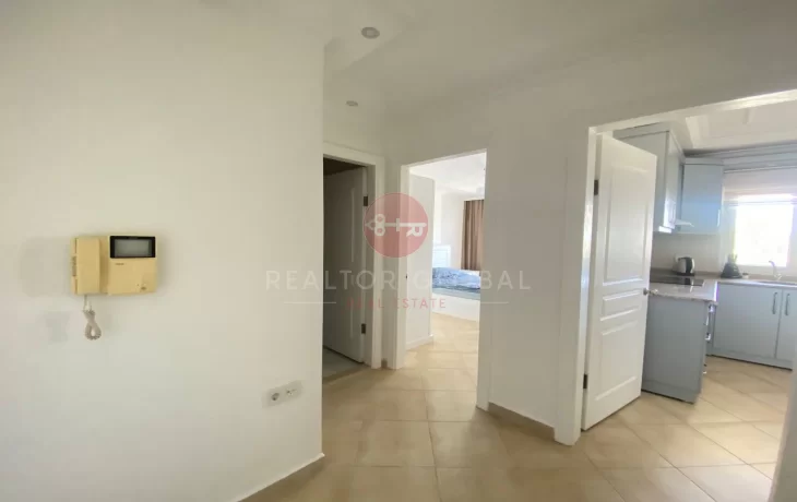 Geräumige Ein-Zimmer-Wohnung direkt am Meer in Tosmur zu verka