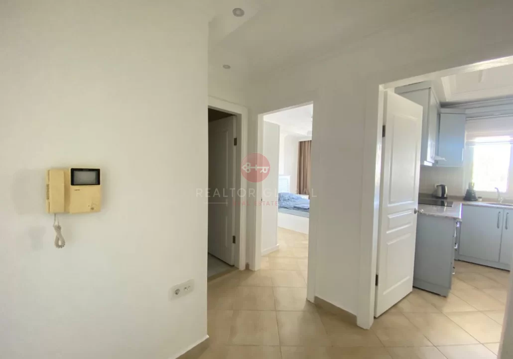 Geräumige Ein-Zimmer-Wohnung direkt am Meer in Tosmur zu verka