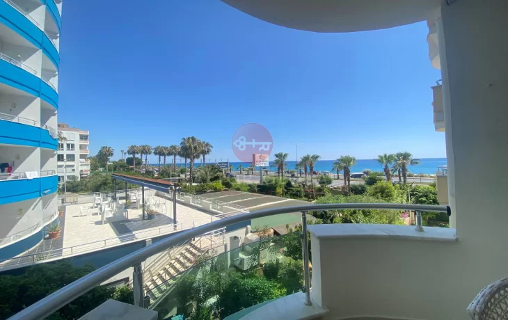Geräumige Ein-Zimmer-Wohnung direkt am Meer in Tosmur zu verka