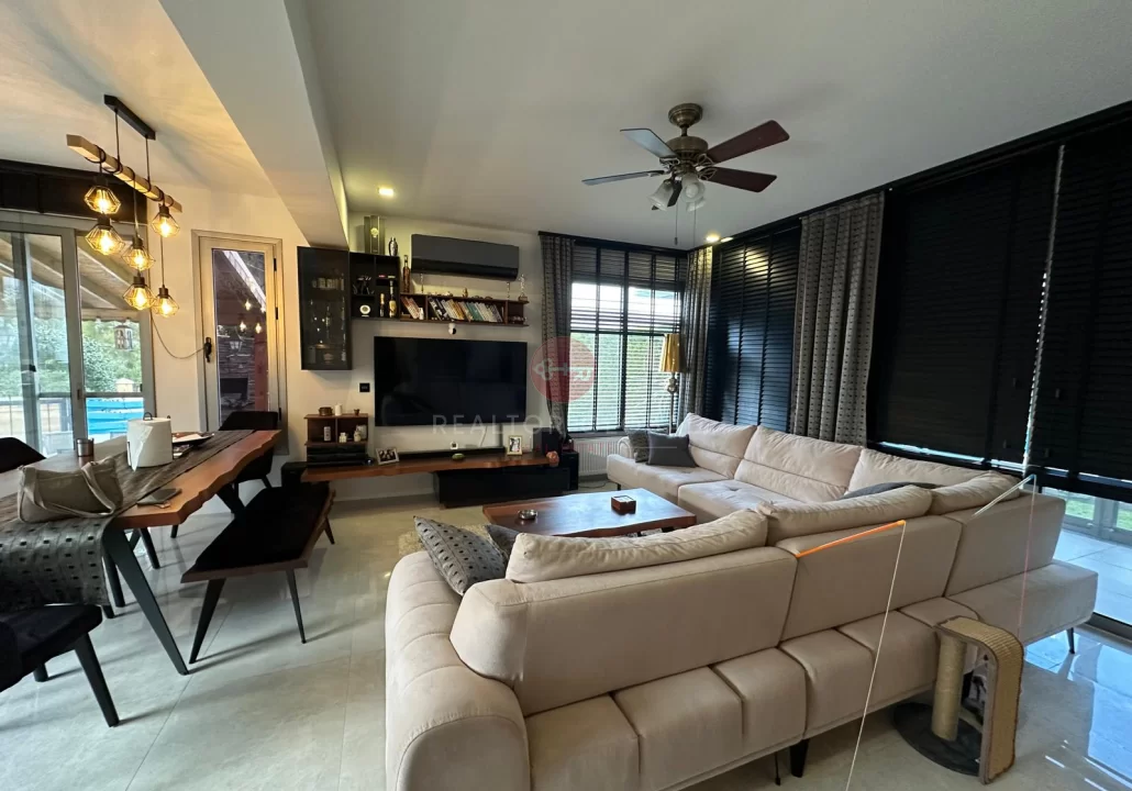 Geräumiges, möbliertes Duplex mit drei Schlafzimmern in Kyrenia