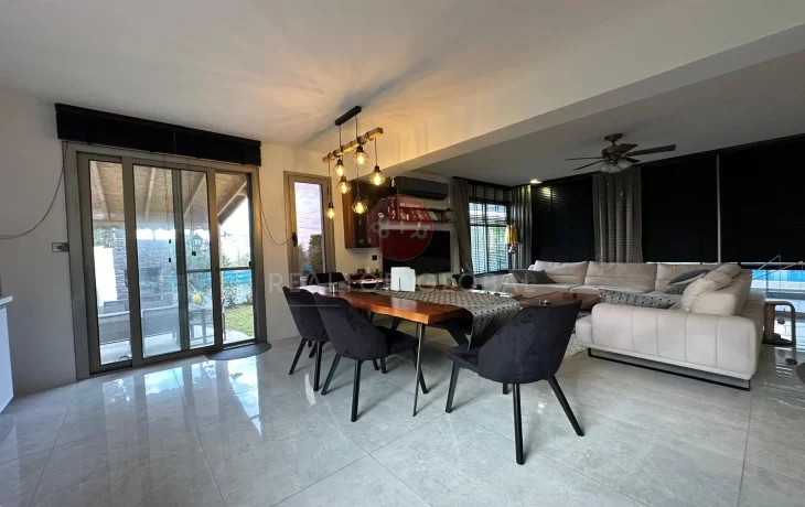 Geräumiges, möbliertes Duplex mit drei Schlafzimmern in Kyrenia