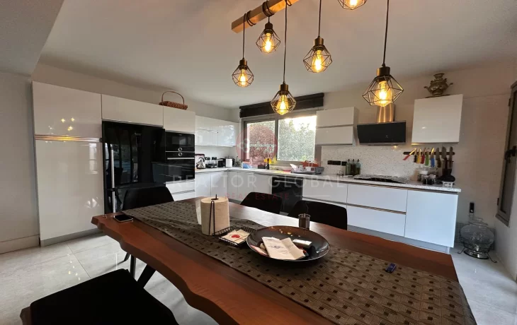 Geräumiges, möbliertes Duplex mit drei Schlafzimmern in Kyrenia