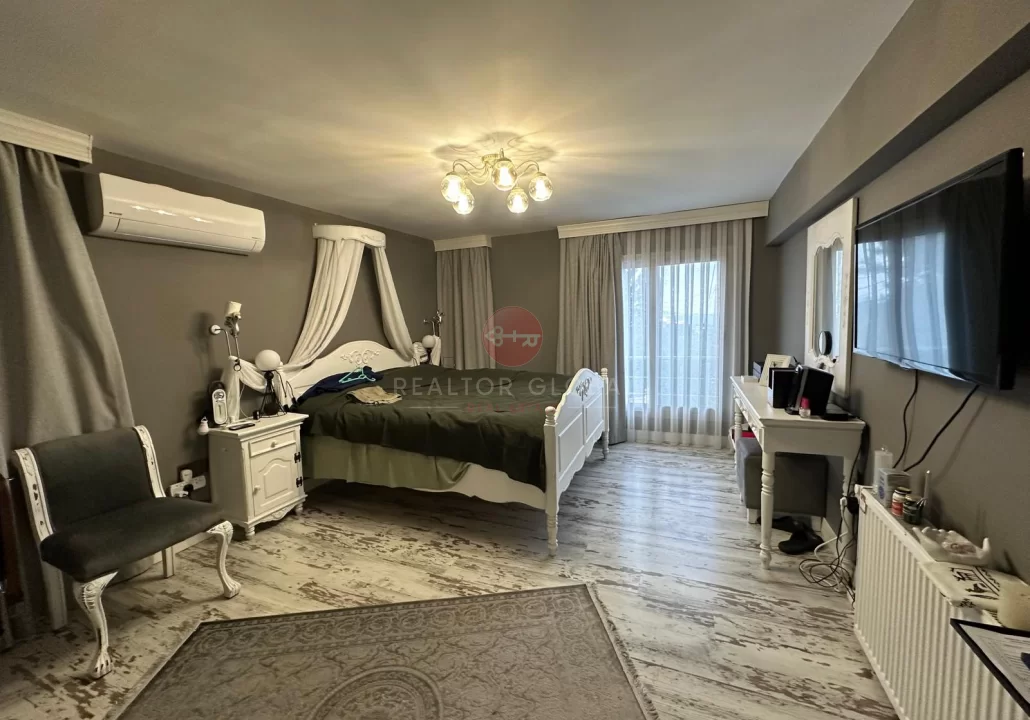 Geräumiges, möbliertes Duplex mit drei Schlafzimmern in Kyrenia