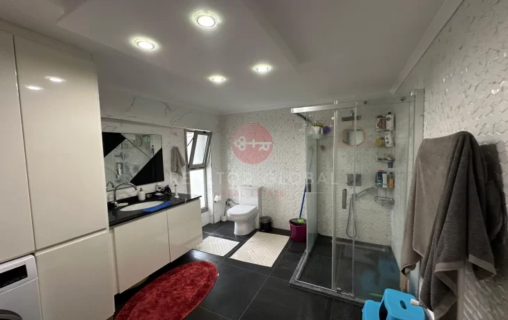 Geräumiges, möbliertes Duplex mit drei Schlafzimmern in Kyrenia
