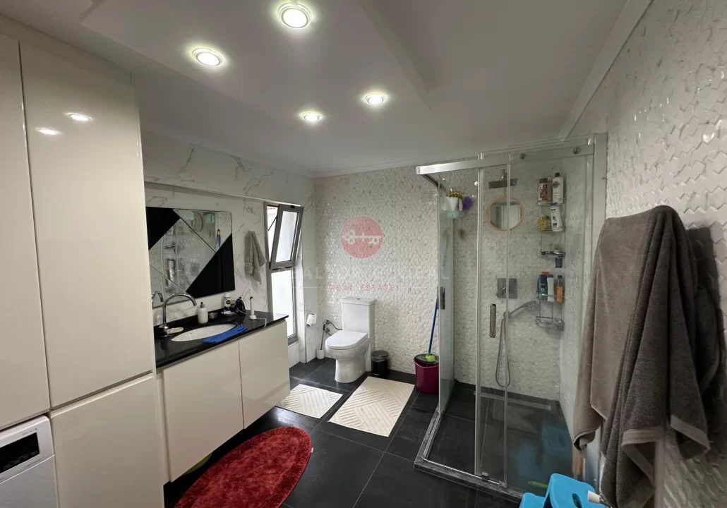Geräumiges, möbliertes Duplex mit drei Schlafzimmern in Kyrenia