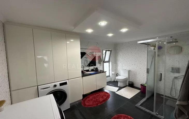 Geräumiges, möbliertes Duplex mit drei Schlafzimmern in Kyrenia