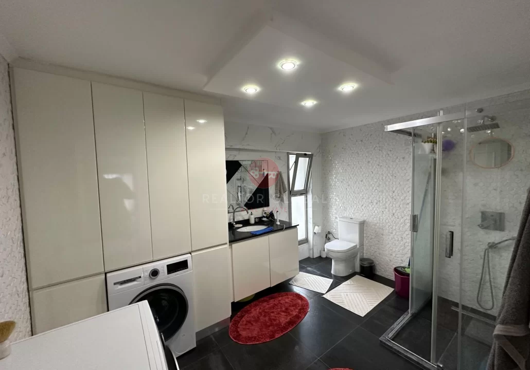 Geräumiges, möbliertes Duplex mit drei Schlafzimmern in Kyrenia