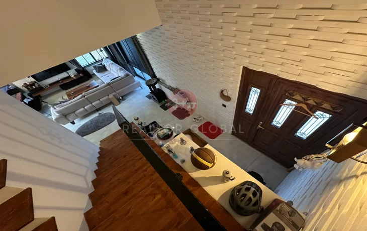 Geräumiges, möbliertes Duplex mit drei Schlafzimmern in Kyrenia