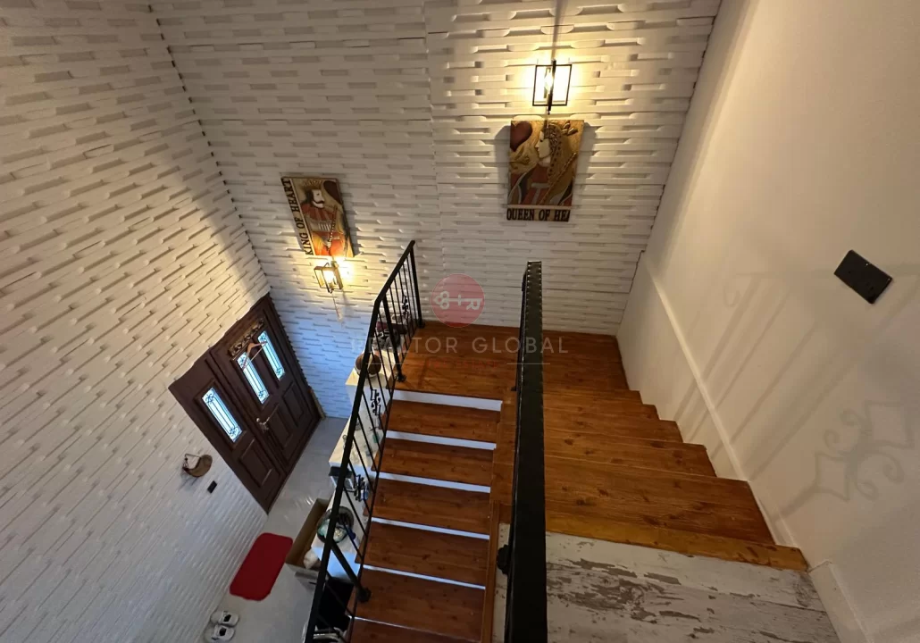 Geräumiges, möbliertes Duplex mit drei Schlafzimmern in Kyrenia