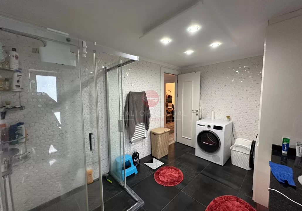 Geräumiges, möbliertes Duplex mit drei Schlafzimmern in Kyrenia