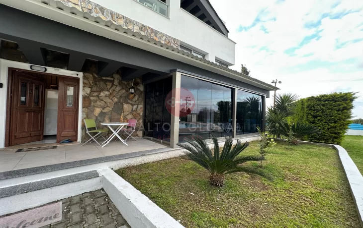 Geräumiges, möbliertes Duplex mit drei Schlafzimmern in Kyrenia