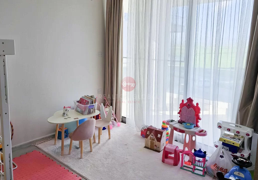 Namješten dvosoban stan s pogledom na more na prodaju u İskeleu