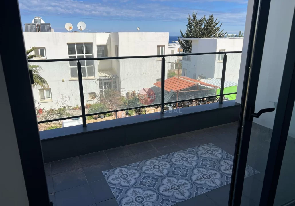 Kyrenia'da Satılık Deniz Manzaralı Şık Stüdyo Daire