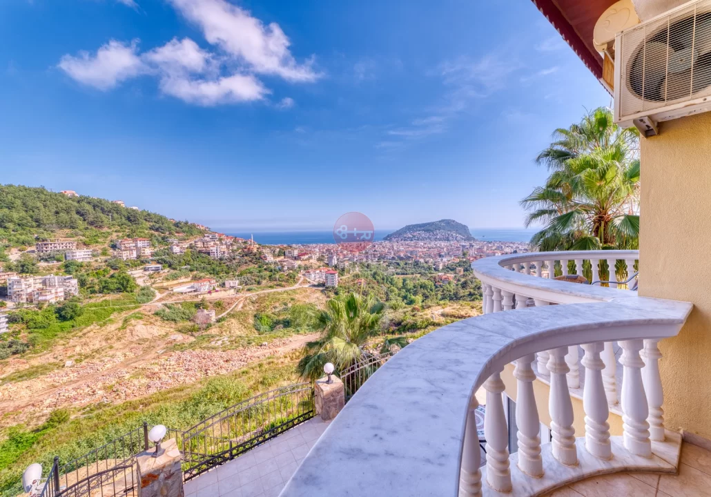 Alanya Tepe’de Deniz Manzaralı Lüks Diamond Villa Satılık