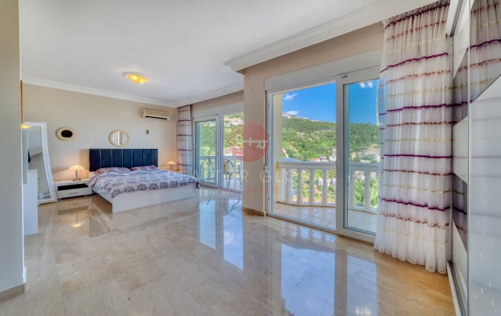 Alanya Tepe’de Deniz Manzaralı Lüks Diamond Villa Satılık