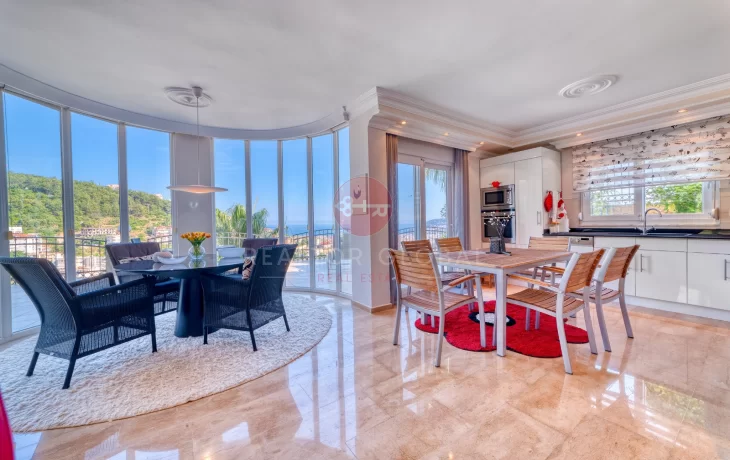 Alanya Tepe’de Deniz Manzaralı Lüks Diamond Villa Satılık