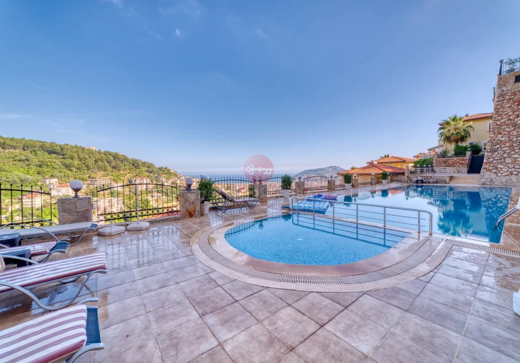 Alanya Tepe’de Deniz Manzaralı Lüks Diamond Villa Satılık