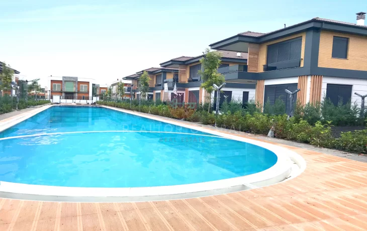 Luxury Villa for Sale in an Exclusive With Rich Facilities and in a Exxclusive Residential Complex