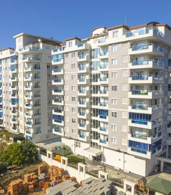 Bleiben Sie mit dem Rhythmus der Stadt mit einer zum Verkauf stehenden Wohnung in Alanya Schritt!