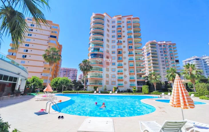 Erreichen Sie Märkte und Strände in nur wenigen Schritten mit der Wohnung zum Verkauf in Alanya