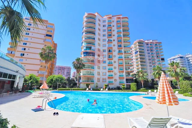 Erreichen Sie Märkte und Strände in nur wenigen Schritten mit der Wohnung zum Verkauf in Alanya