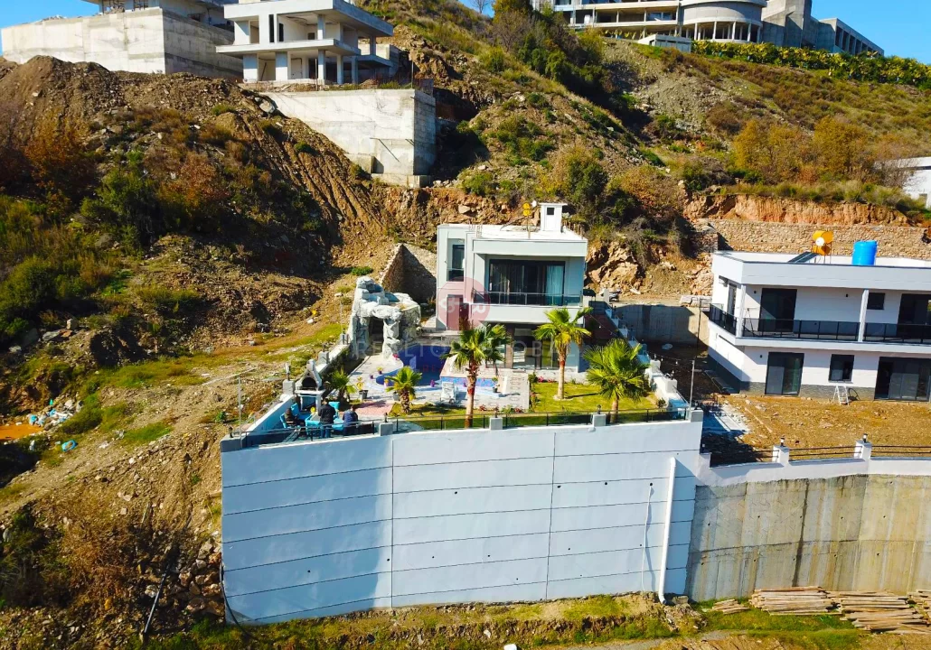 Real Estate Unique Opportunity, A Three-Bedroom Villa For Sale in Alanya