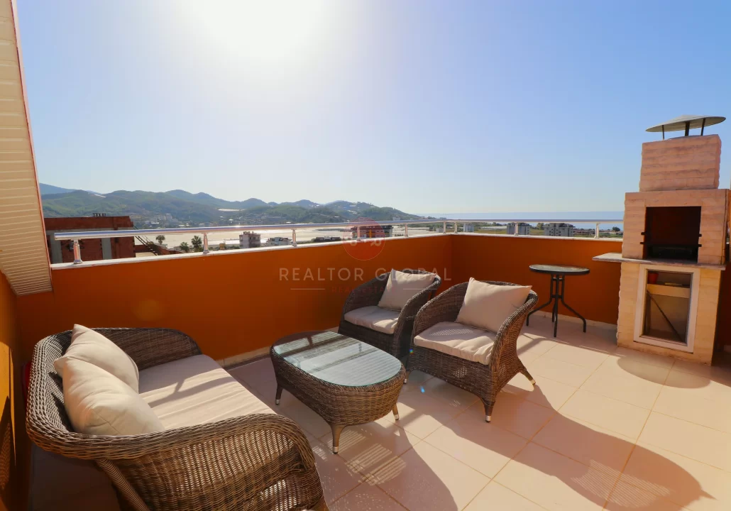  A Top Investment Near The Sea, A Furnished Four-Bedroom Apartment For Sale in Alanya
