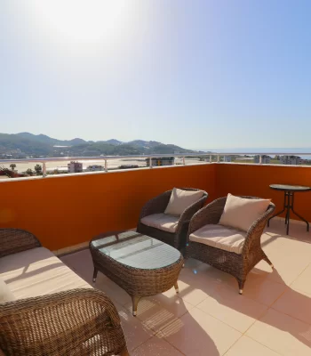  A Top Investment Near The Sea, A Furnished Four-Bedroom Apartment For Sale in Alanya